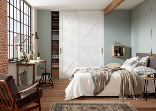 Linnenkast met witte schuifdeuren in Barn stijl