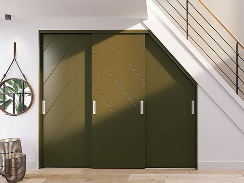 olijfkleur schuifdeuren onder trap