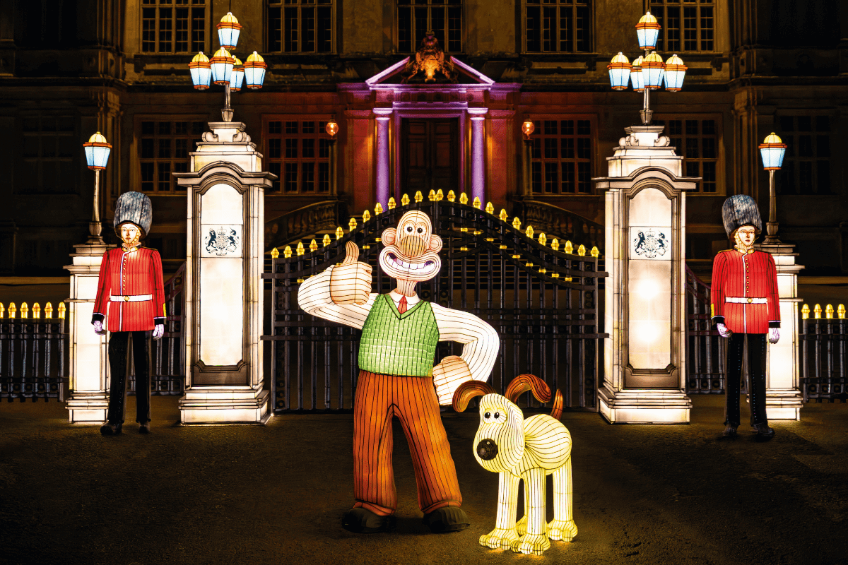 Wallace & Gromit in front of Buckingham Palace gates