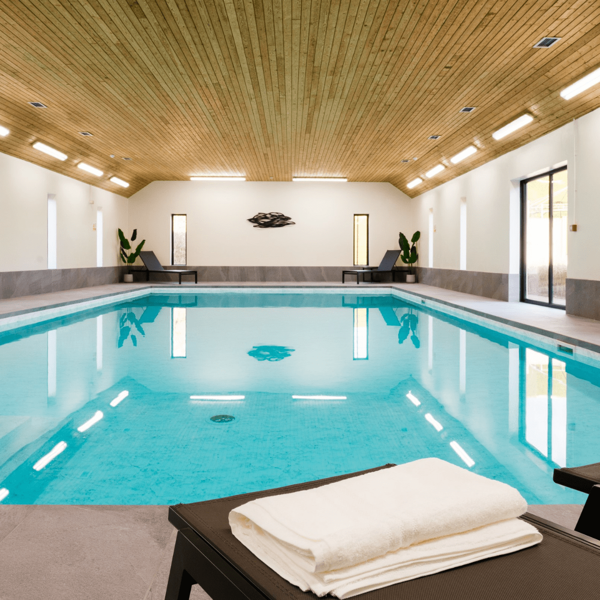 Moorleaze Farm Cottages - An indoor swimming pool with loungers and towels.