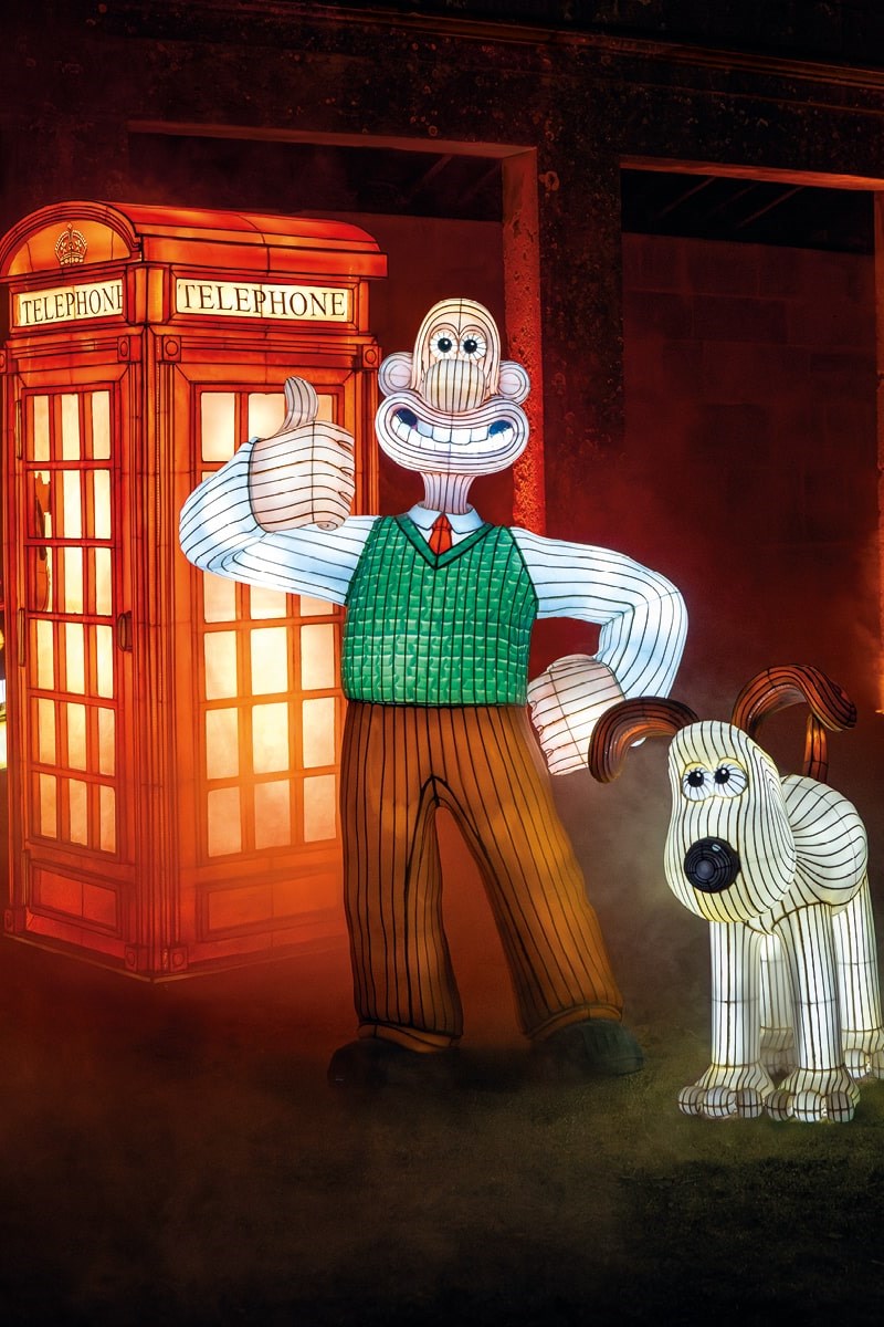 Wallace & Gromit silhouette in front of iconic red telephone box