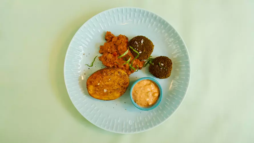 Tofuboller i tomatsauce med bagte kartofler