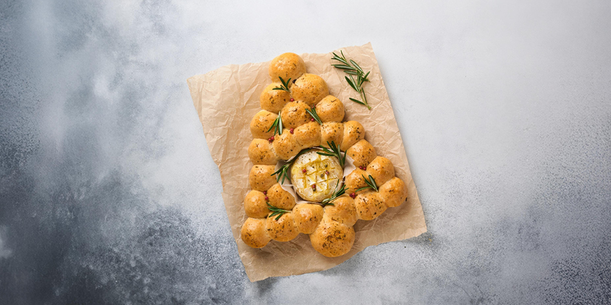 Tannenbaum Aus Brötchen Mit Einem Runden Käse In Der Mitte