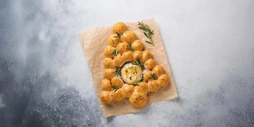 Weihnachtsbaum-Zupfbrot mit gebackenem Camembert