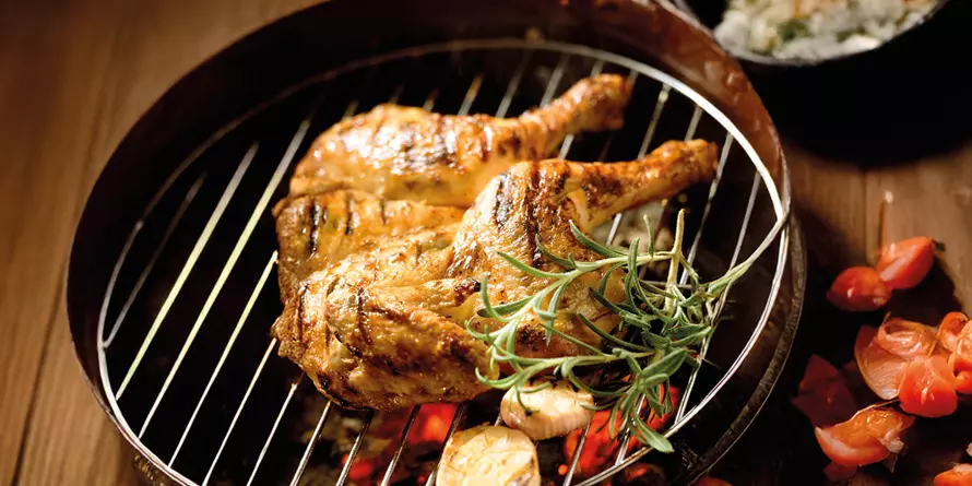 Ganzes Gegrilltes Hähnchen Ganzes Gegrilltes Hähnchen