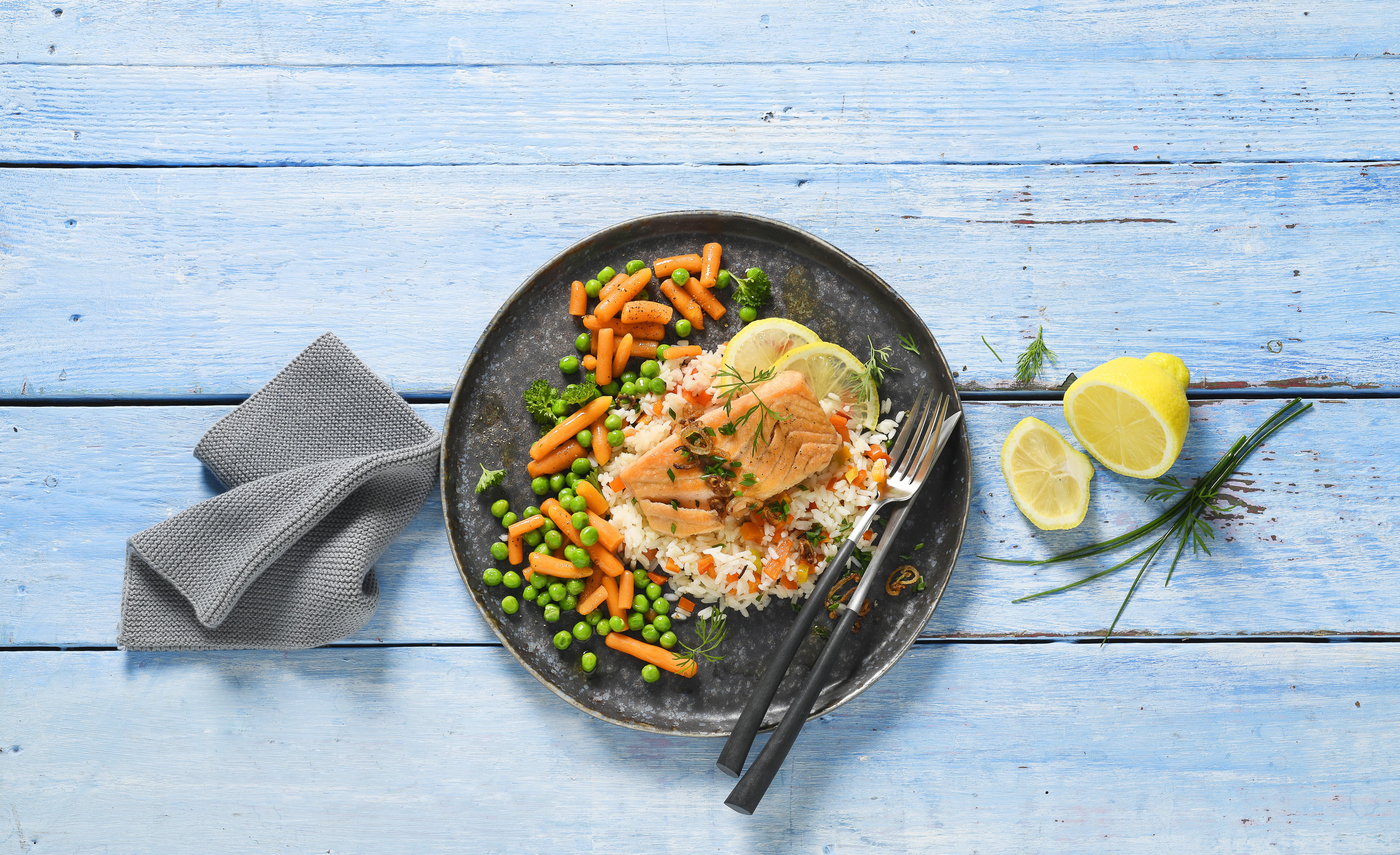 Lachsfilet Mit Gemüsereis Und Mischgemüse