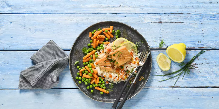 Lachsfilet Mit Gemüsereis Und Mischgemüse Lachsfilet Mit Gemüsereis Und Mischgemüse