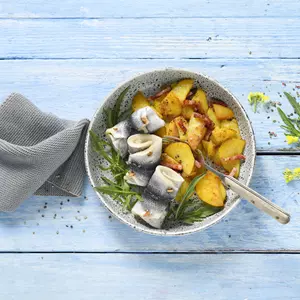 Rollmops Mit Bratkartoffeln Und Schinkenwürfeln
