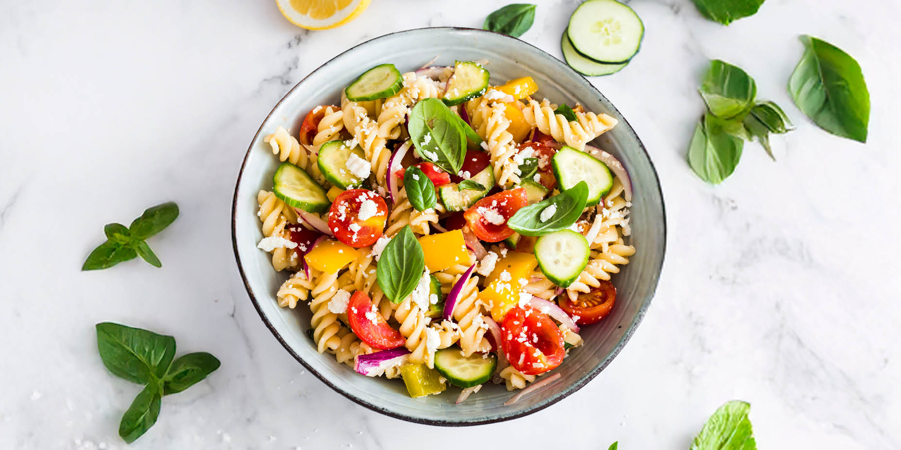 Vegetarischer Spirelli Salat Mit Gemüse Und Feta