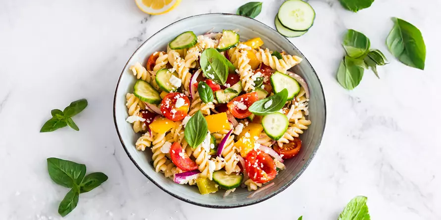 Vegetarischer Spirelli Salat Mit Gemüse Und Feta Vegetarischer Spirelli Salat Mit Gemüse Und Feta
