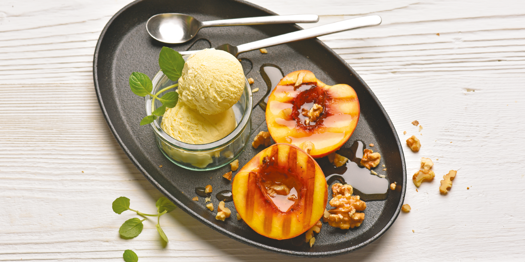 Gegrillte Nektarine An Vanilleeis