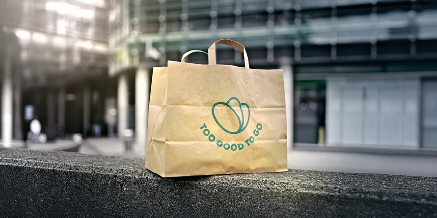 Too Good To Go Tüte Auf Einer Mauer