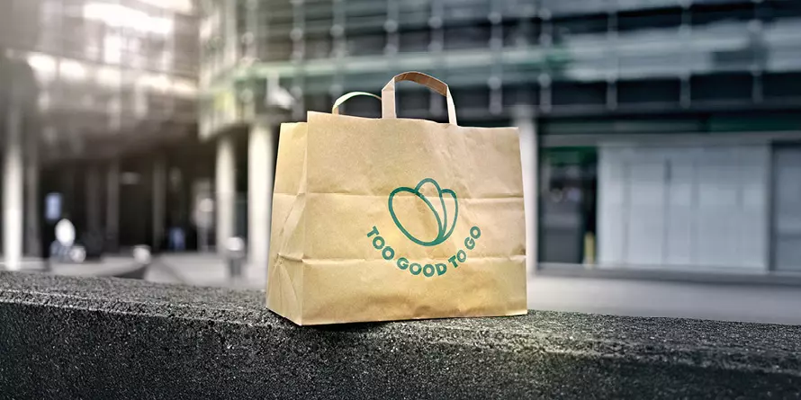 Too Good To Go Tüte Auf Einer Mauer Too Good To Go Tüte Auf Einer Mauer