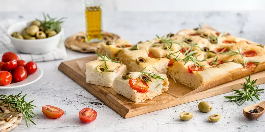 Focaccia Z Pomidorami Oliwkami I Rozmarynem Focaccia Z Pomidorami Oliwkami I Rozmarynem