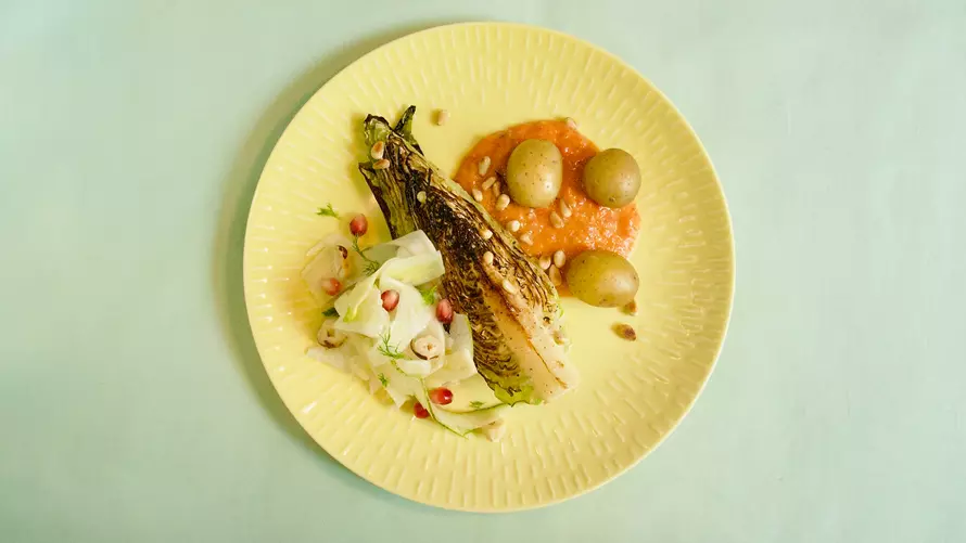 Stegt spidskål med rød pebersauce, kartofler og pære-fennikelsalat