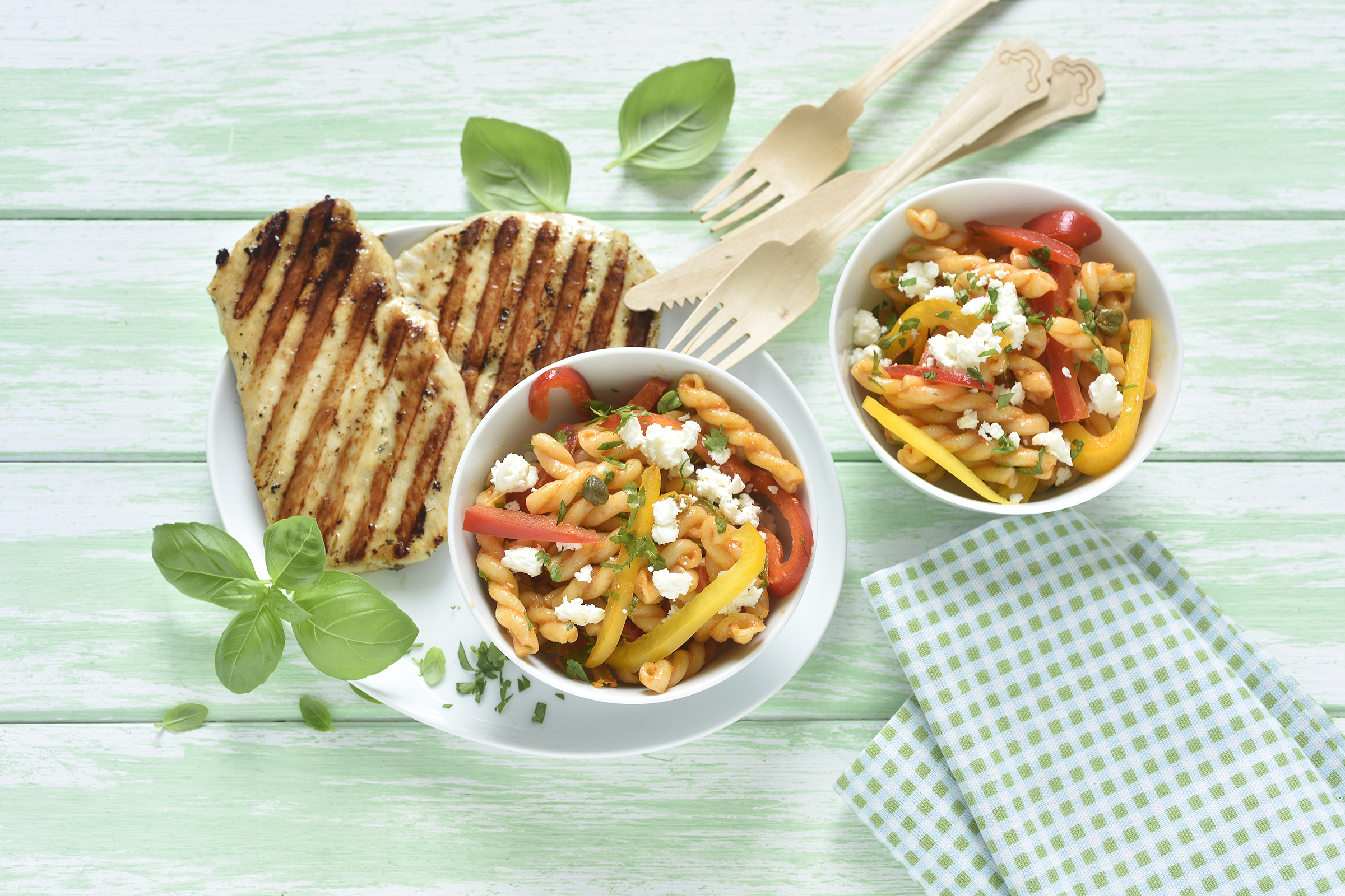 Hähnchenminutenschnitzel Mit Buntem Pastasalat