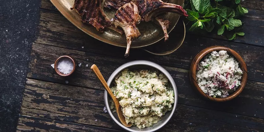 Lammkoteletts Vom Grill Mit Kartoffelmus Und Blumenkohl Dip Lammkoteletts Vom Grill Mit Kartoffelmus Und Blumenkohl Dip