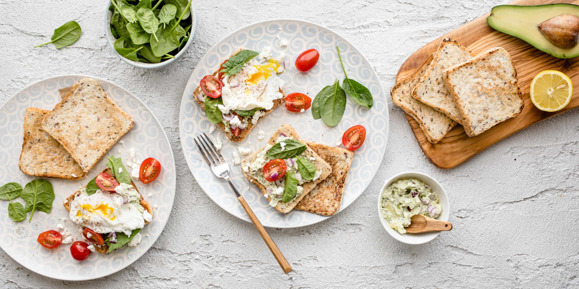 Tosty Z Pastą Z Awokado Fetą I Pomidorkami Koktajlowymi