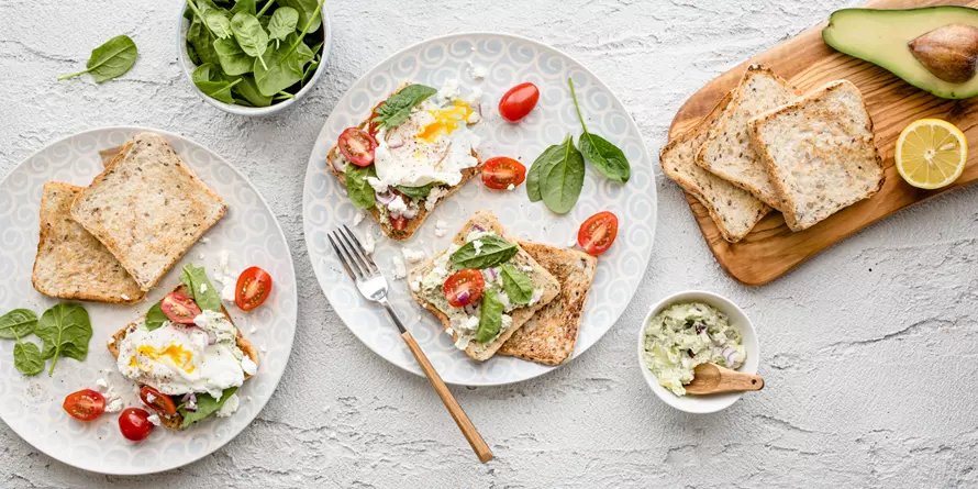 Tosty Z Pastą Z Awokado Fetą I Pomidorkami Koktajlowymi Tosty Z Pastą Z Awokado Fetą I Pomidorkami Koktajlowymi