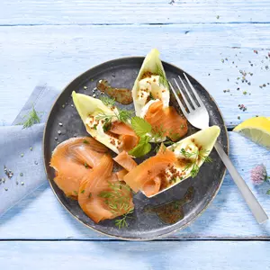 Räucherlachs In Chicoréeschiffchen Mit Frischkäse