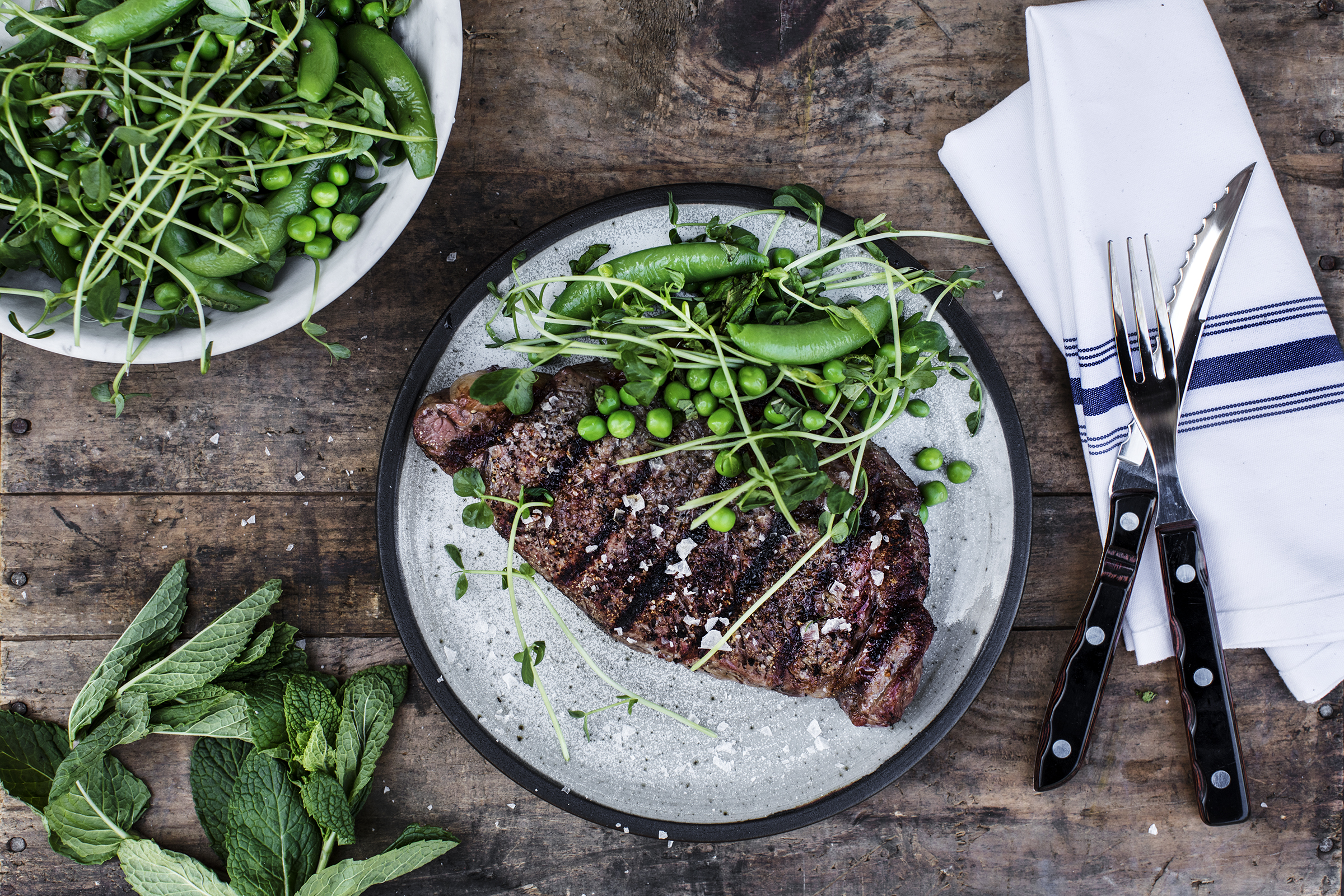 Grillet entrecôte med ærtesalat