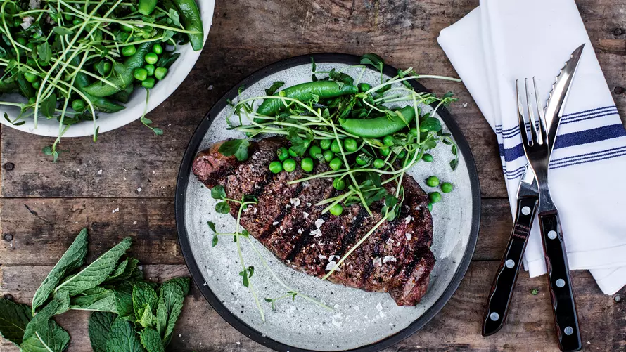 Grillet entrecôte med ærtesalat