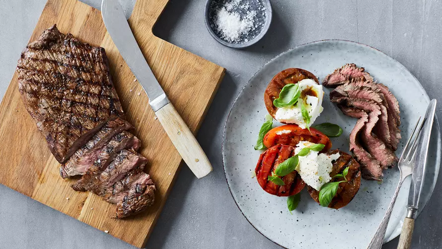 Flanksteak og grillet tomat