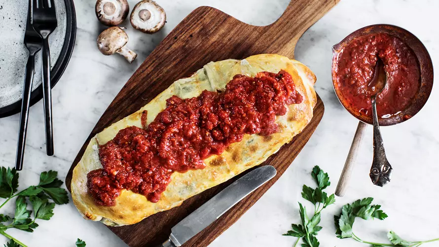 Stromboli med spinat og mozzarella