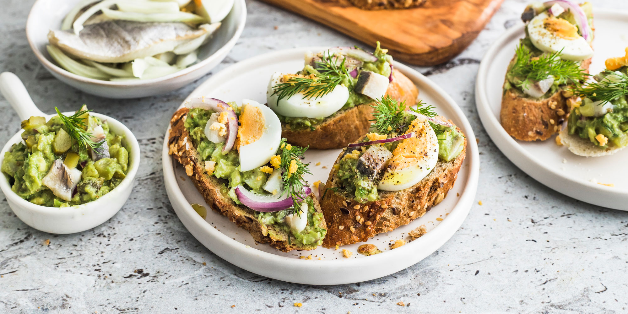 Grzanki Z Pasta Z Awokado I Sledziem