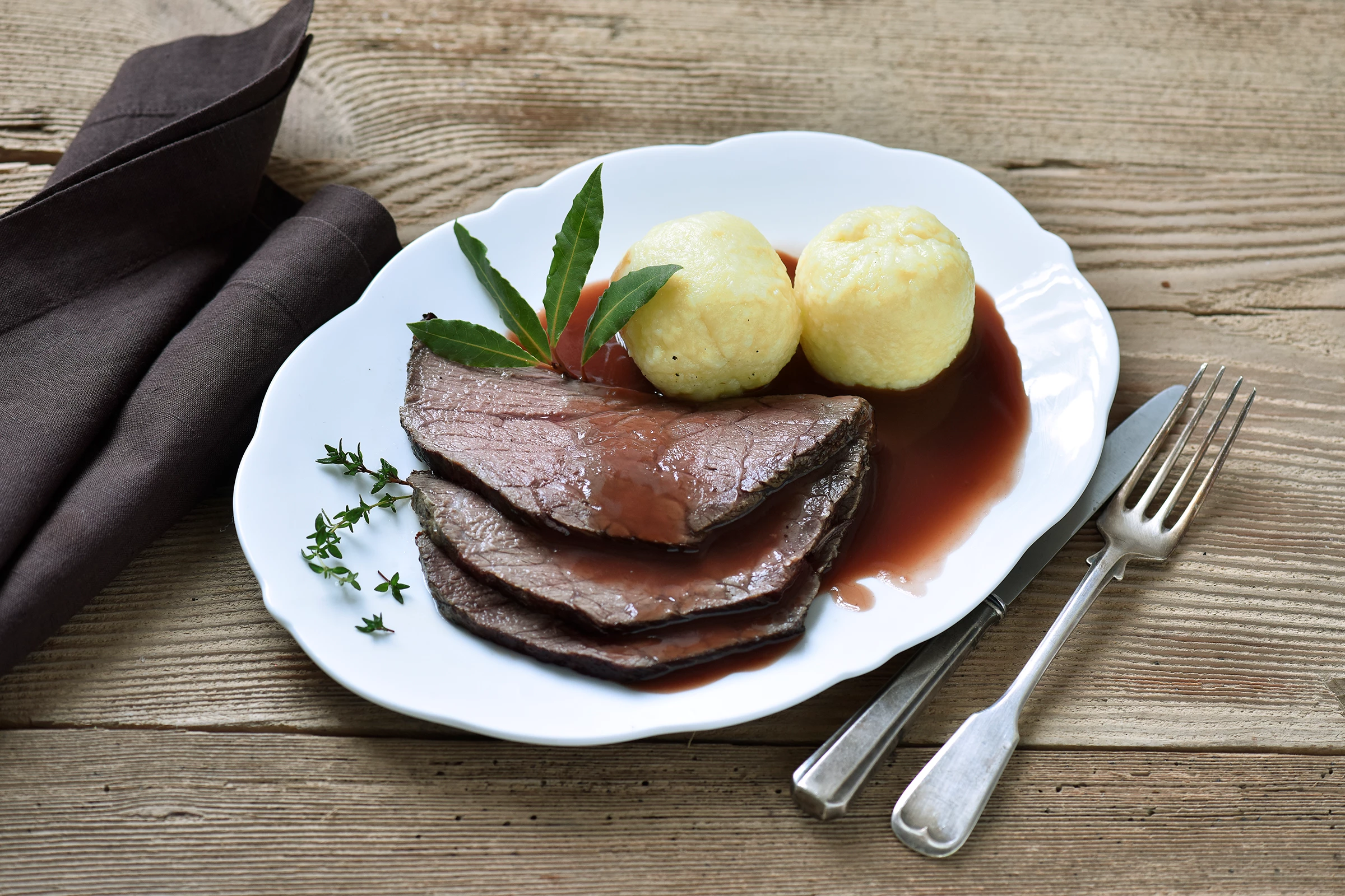 Zarter Rinderbraten mit Rotweinsauce – Ein Festmahl für Genießer