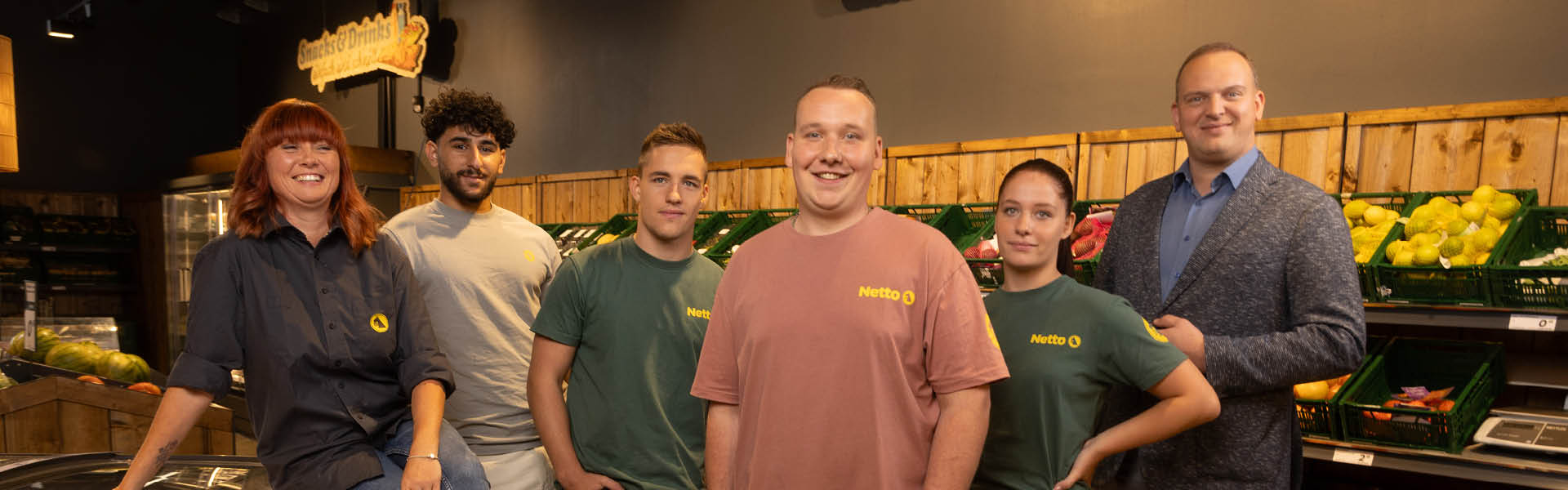 Banner Auf Dem 6 Mitarbeiter Von Netto Abgebildet Sind