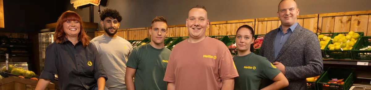 Banner Auf Dem 6 Mitarbeiter Von Netto Abgebildet Sind