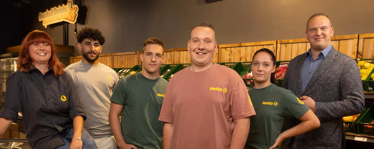 Banner Auf Dem 6 Mitarbeiter Von Netto Abgebildet Sind