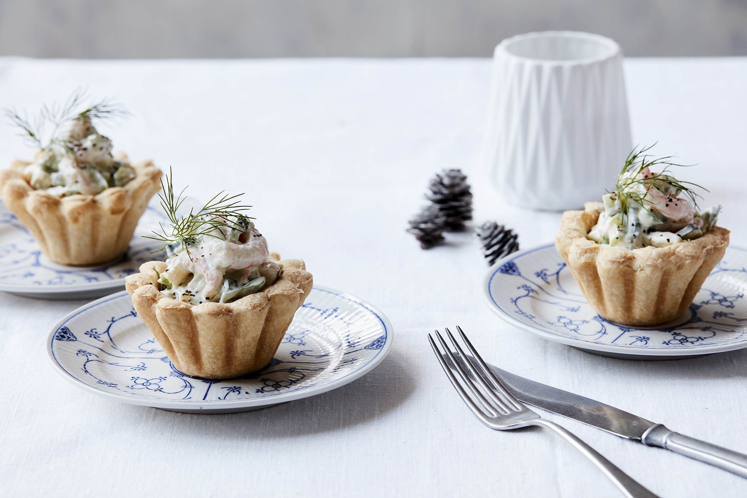 Tarteletter med rejer og avocado i dildcreme