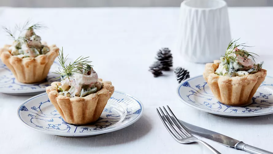 Tarteletter med rejer og avocado i dildcreme