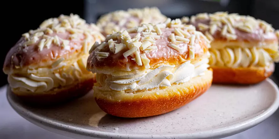 Pączki Z Białą Czekoladą I Bitą Śmietaną6 Pączki Z Białą Czekoladą I Bitą Śmietaną6