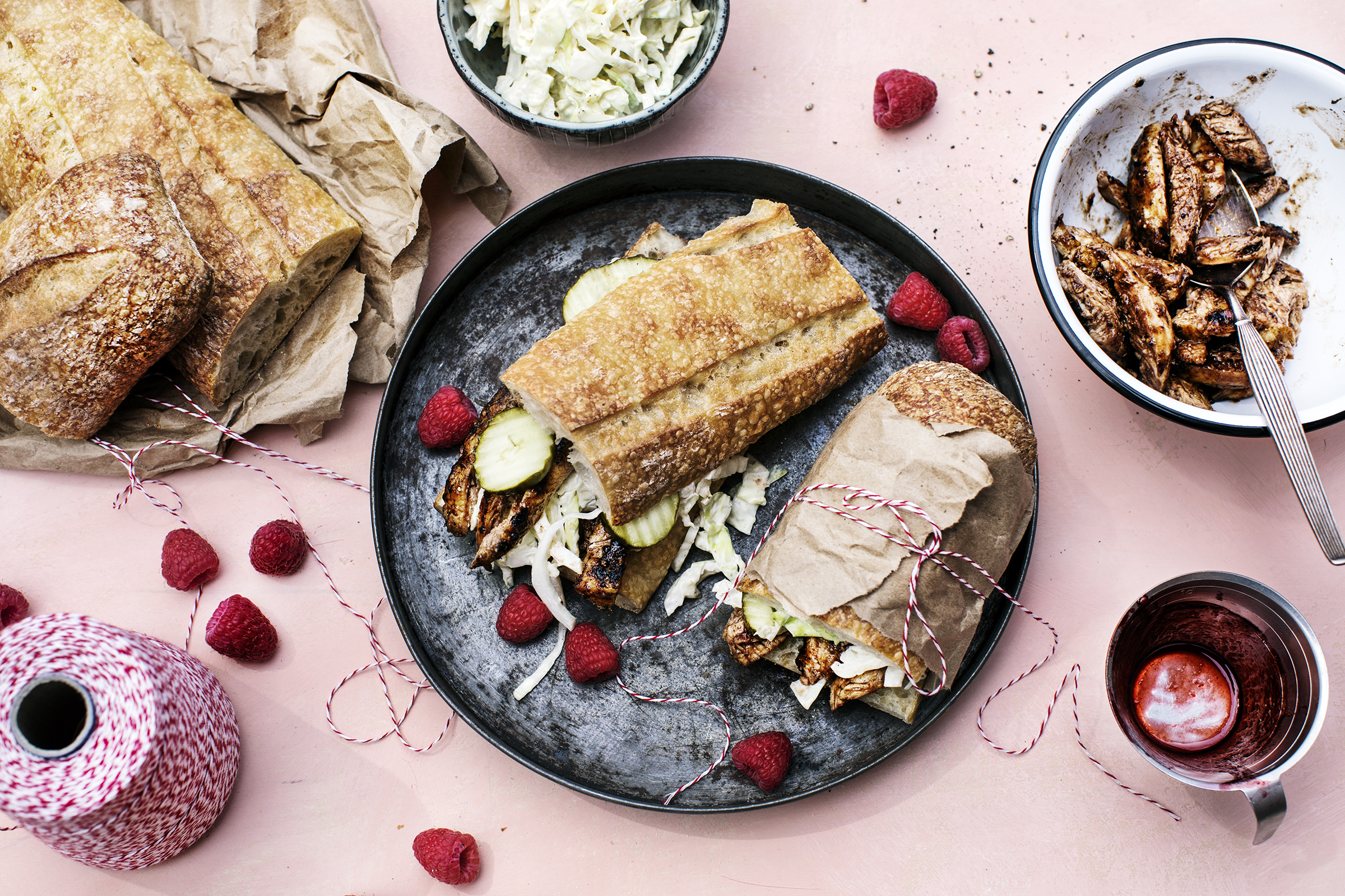 Nem og lækker kyllingesandwich med hindbærdressing