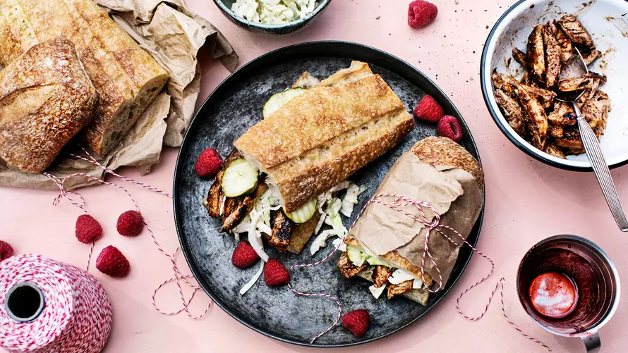 Nem og lækker kyllingesandwich med hindbærdressing