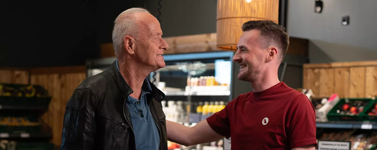 Banner Auf Dem Ein Kunde Freundlich Mit Einem Netto Mitarbeiter In Einem Markt Redet