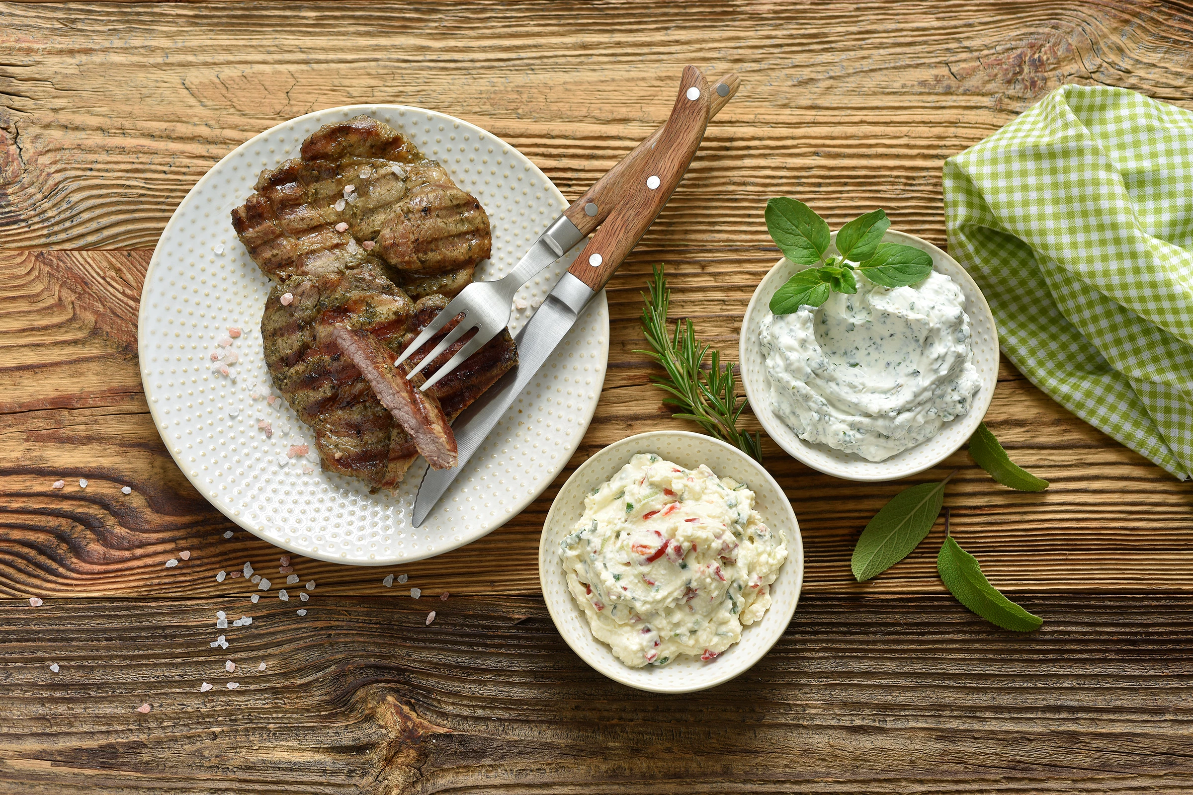 Leckere Dips zum Grillen – Feta-Käse-Dip und Frischkäse-Kräuter-Dip