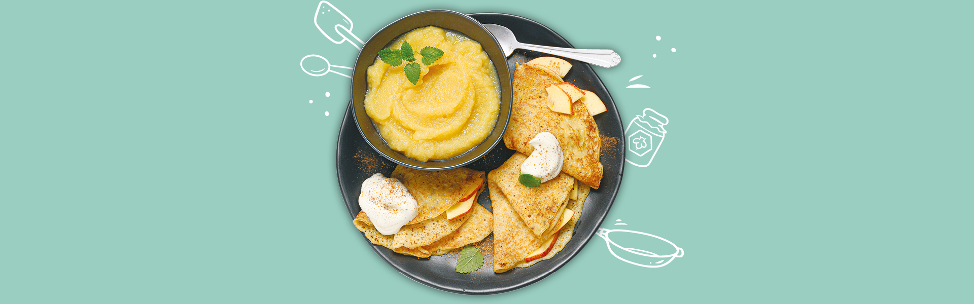 Pfannkuchen Mit Apfelmus Und Schlagsahne