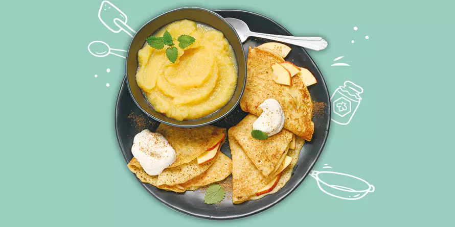 Pfannkuchen Mit Apfelmus Und Schlagsahne Pfannkuchen Mit Apfelmus Und Schlagsahne