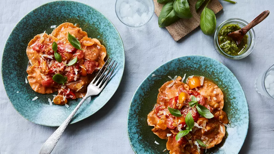 Fyldt pasta med tomat & pesto