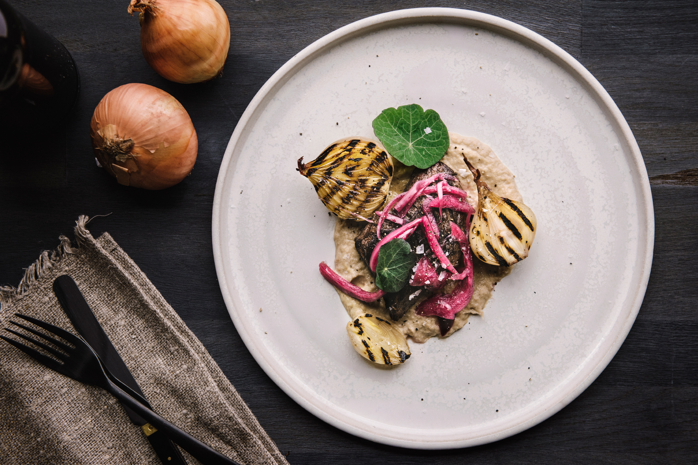Gegrilltes Steak Mit Dreierlei Der Zwiebel