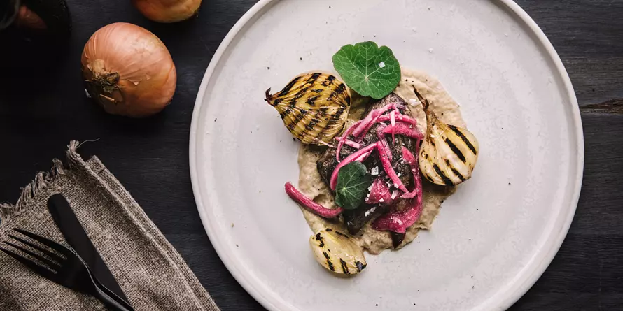Gegrilltes Steak Mit Dreierlei Der Zwiebel Gegrilltes Steak Mit Dreierlei Der Zwiebel