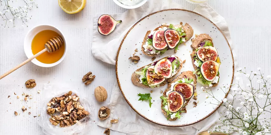 Tosty Z Kremowym Serkiem Figami I Orzechami Włoskimi 1 Tosty Z Kremowym Serkiem Figami I Orzechami Włoskimi 1