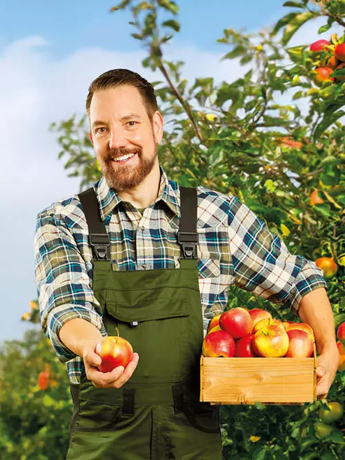 Netto Apfelbauer Der Einen Regionalen Apfel In Der Hand Hält