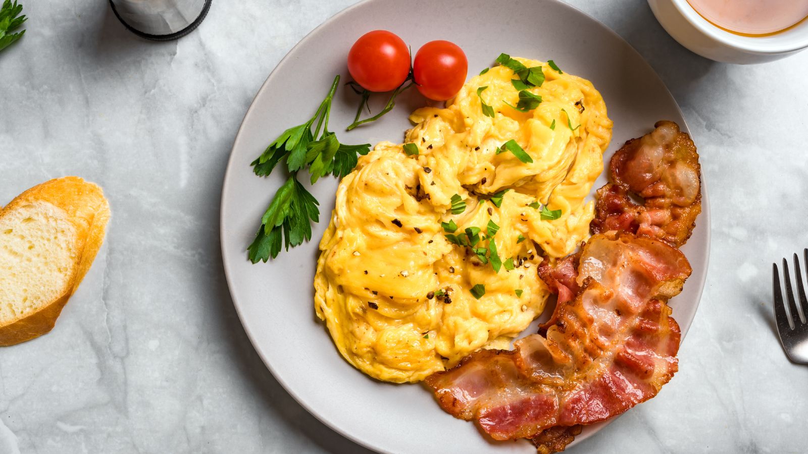 Jajecznica Na Maśle Z Pomidorkami