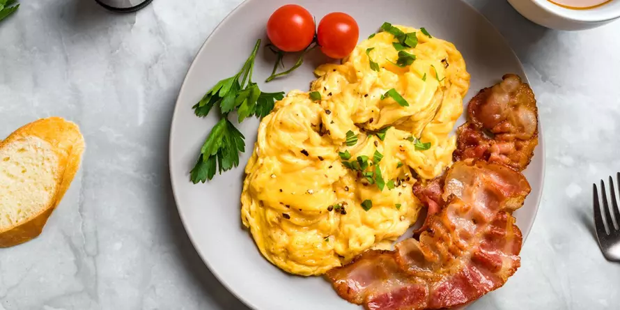 Jajecznica Na Maśle Z Pomidorkami Jajecznica Na Maśle Z Pomidorkami