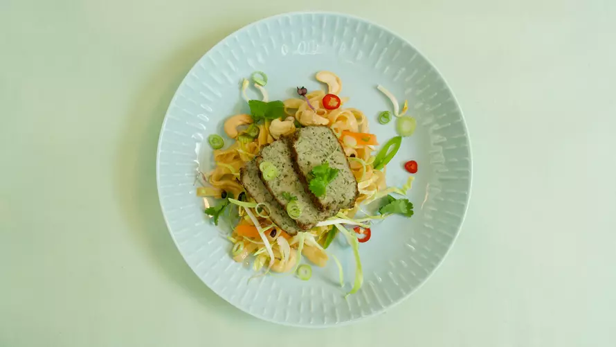 Nudelsalat med kyllingedeller